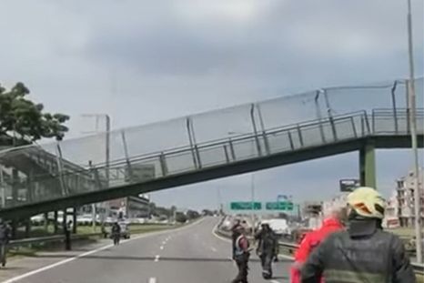 En algunos minutos, las autoridades cortarán las dos manos de la General Paz. En algunos minutos, las autoridades cortarán las dos manos de la General Paz.