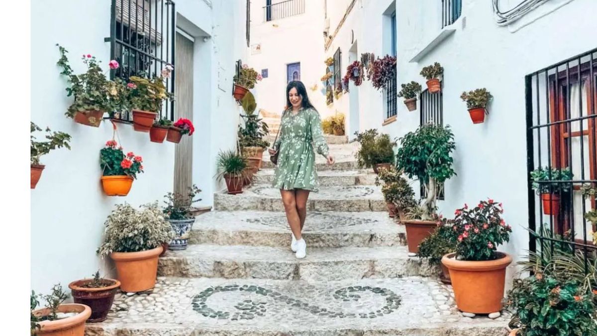 Calles blancas, vino y música: el pueblo español que enamora