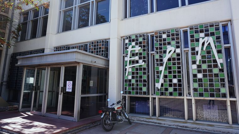 Entrada en la explanada del Espacio para la Memoria, ex D2.