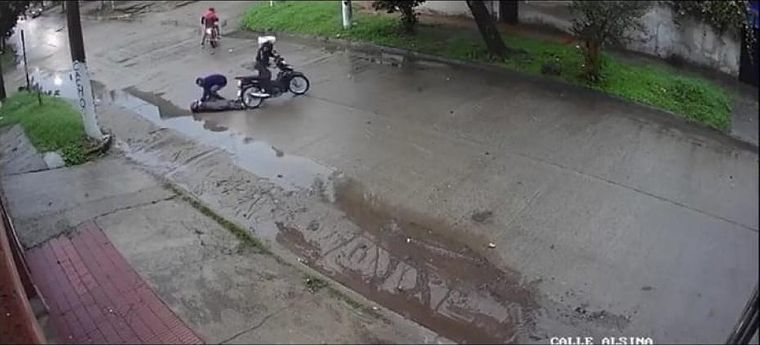 Así dejaron a la mujer tras el accidente y robo Foto: Captura de video