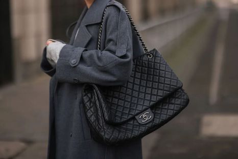 Renueva los outfits para llevar el bolso más clásico de nuestro guardarropas Foto: Entertainment Tonight