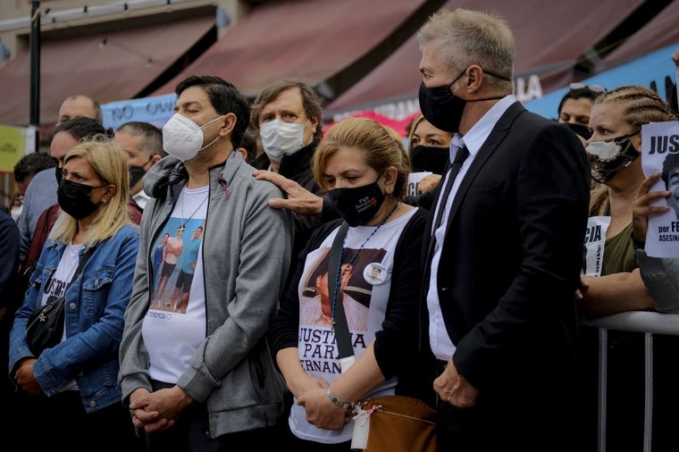 El abogado querellante Fernando Burlando, abrazando a los padres del chico asesinado. Foto: TELAM