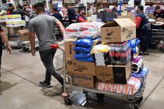 Los ciudadanos aprovechan a comprar mercadería, antes de que los precios se disparen aún más de lo que están Foto: ALF PONCE MERCADO / MDZ