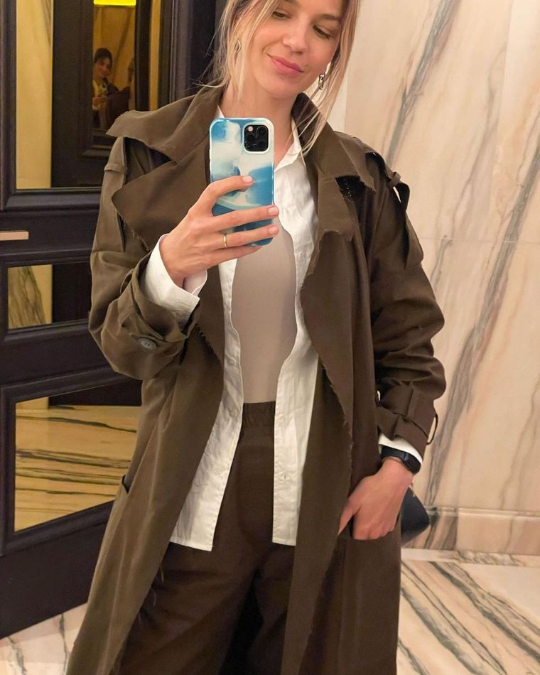 El trench será tu salvador en este finde XXL gracias a las ideas de Mery del Cerro y Marcela Kloosterboer Foto: Instagram
