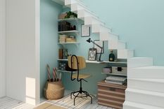 Aprovechas los espacios debajo de las escaleras es la clave.