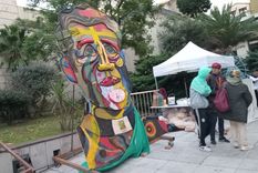 Imagen del padre Carlos Mugica realizada con materiales reciclados. Foto: Gonzalo Barrera/MDZ