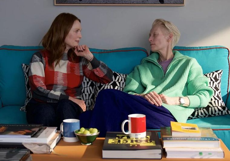 Julianne Moore y Tilda Swinton protagonizan La habitación de al lado Foto: Cortesía Warner Bros.