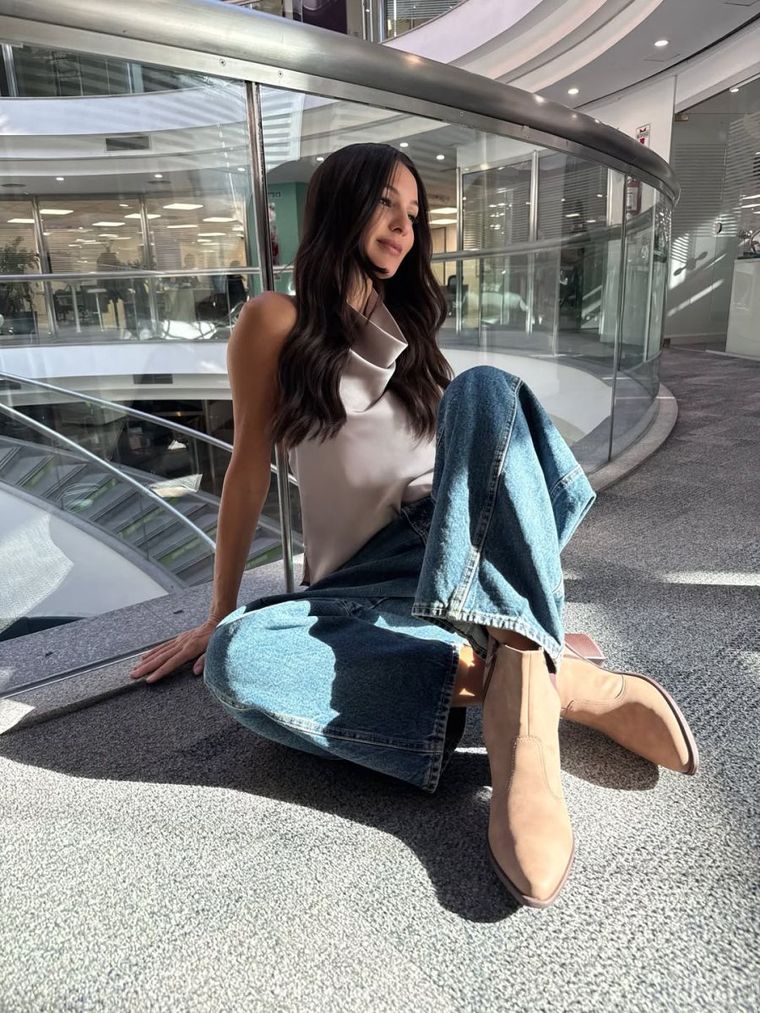 El look de Pampita con jeans wide leg que demuestra que el denim también puede ser elegante. El look de Pampita con jeans wide leg que demuestra que el denim también puede ser elegante.
