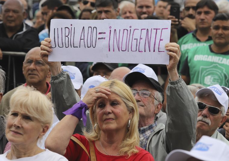 En paralelo, fuera del Congreso un colectivo de jubilados marchará como todos los miércoles junto a trabajadores del Garrahan, la CGT, el colectivo feminista En paralelo, fuera del Congreso un colectivo de jubilados marchará como todos los miércoles junto a trabajadores del Garrahan, la CGT, el colectivo feminista