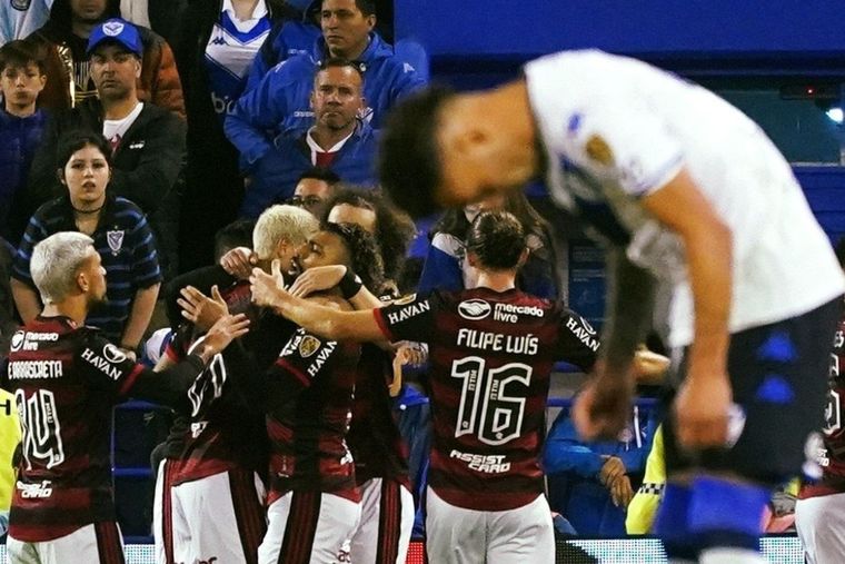 Flamengo goleó a Vélez y tiene un pie en la final de la Libertadores que se disputará en Guayaquil.