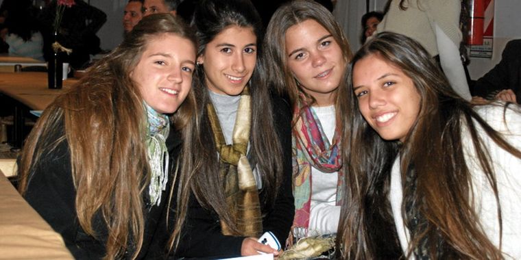 Mercedes Doxandabarat, Maca Landgrebe, Mili Repetto y Mercedes Garma, alumnas de colegio Portezuelo. Foto: Gentileza