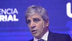 El ministro de Economía Luis Caputo está terminando de definir cómo hará el pago de US$4.300 millones a los bonistas, pero su objetivo final es bajar el riesgo país para asegurarse el financiamiento futuro colocando nueva deuda. El ministro de Economía Luis Caputo está terminando de definir cómo hará el pago de US$4.300 millones a los bonistas, pero su objetivo final es bajar el riesgo país para asegurarse el financiamiento futuro colocando nueva deuda.