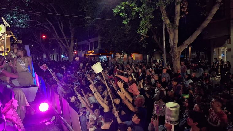 Las manos, tarros y bolsas para atrapar un regalo. Las manos, tarros y bolsas para atrapar un regalo.