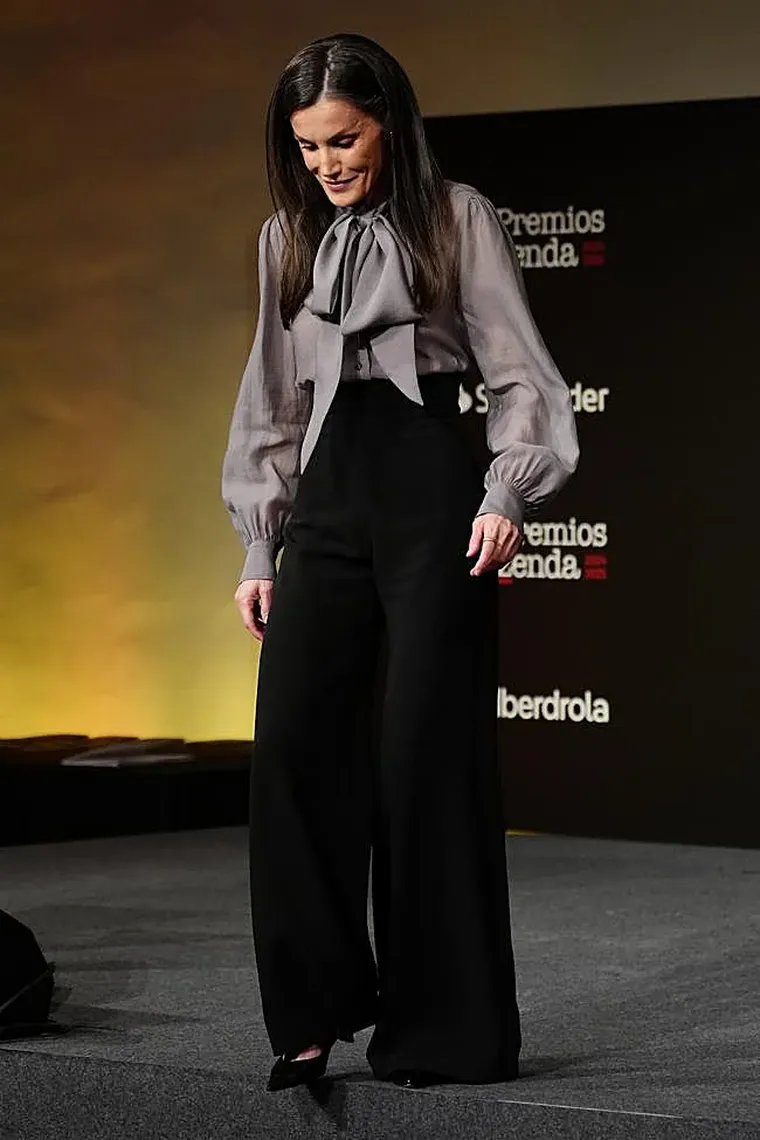 La blusa con lazada que se convirtió en un nuevo básico real. La blusa con lazada que se convirtió en un nuevo básico real.