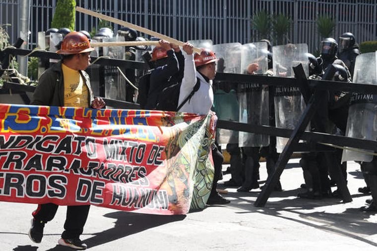 Simpatizantes del exmandatario Evo Morales marchan a la sede del Ejecutivo y Legislativo para exigir la renuncia del presidente de Bolivia Rodrigo Paz. Simpatizantes del exmandatario Evo Morales marchan a la sede del Ejecutivo y Legislativo para exigir la renuncia del presidente de Bolivia Rodrigo Paz.