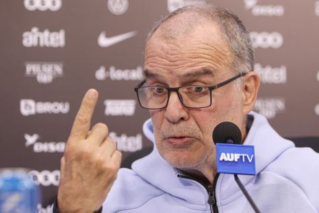 Bielsa analizó sobre el peso de la responsabilidad y lo que estaría dispuesto a resignar por alcanzar la gloria máxima. Bielsa analizó sobre el peso de la responsabilidad y lo que estaría dispuesto a resignar por alcanzar la gloria máxima.