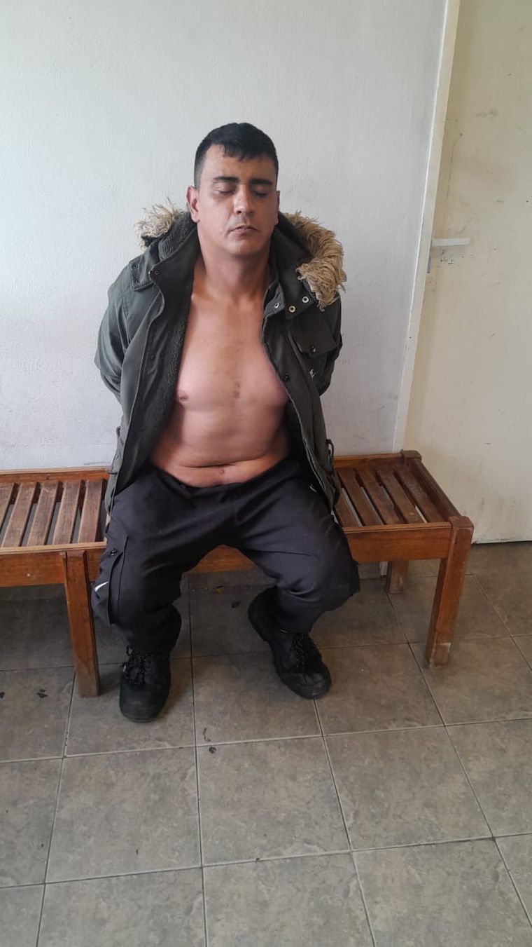 El sospechoso fue detenido por los efectivos. 