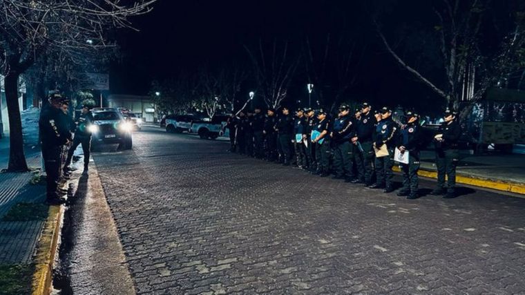 Durante los allanamientos, los policías secuestraron seis teléfonos celulares, un automóvil y otros elementos. Durante los allanamientos, los policías secuestraron seis teléfonos celulares, un automóvil y otros elementos.
