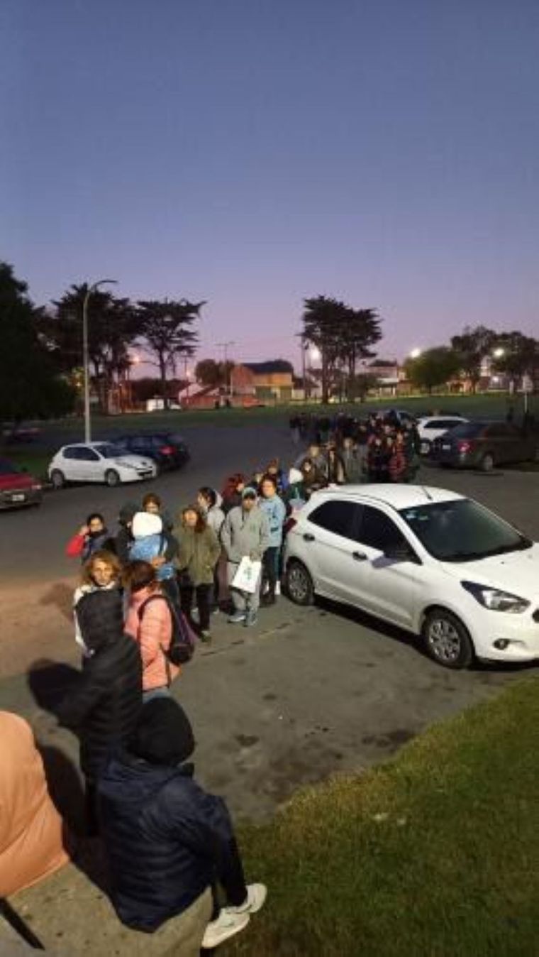 La larga fila para conseguir un turno para una ecografía Foto: Gentileza