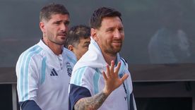 Lionel Messi, con Rodrigo De Paul detrás, saluda durante un entrenamiento de Argentina en Elche, España, durante la última fecha FIFA de noviembre. Lionel Messi, con Rodrigo De Paul detrás, saluda durante un entrenamiento de Argentina en Elche, España, durante la última fecha FIFA de noviembre.