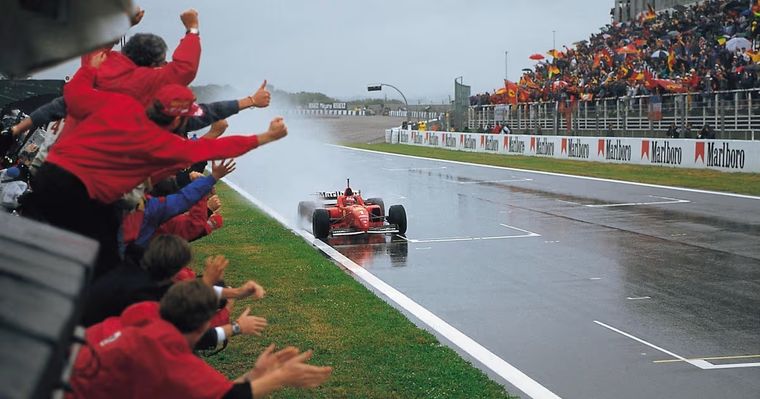 Michael Schumacher logró su primer triunfo con Ferrari un 2 de junio de 1996. Michael Schumacher logró su primer triunfo con Ferrari un 2 de junio de 1996.
