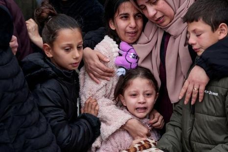 Palestinos llorando durante el funeral de la familia Odeh el domingo. Palestinos llorando durante el funeral de la familia Odeh el domingo.