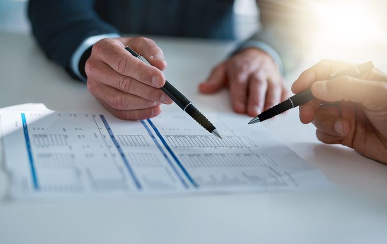Carreras como contabilidad, abogacía y docencia enfrentan desafíos frente al avance de la automatización, según la IA.