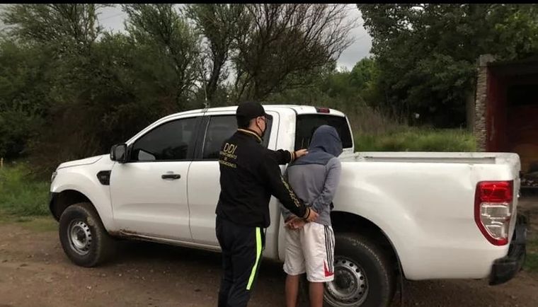 El joven de 18 años se encontraba caminando a la orilla de la ruta cuando fue interceptado por personal de Investigaciones