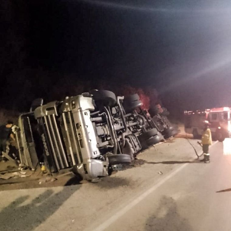 Circulaba por la Ruta 34 en Lavalle, mordió la banquina y volcó el camión Foto: Ministerio de Seguridad de Mendoza