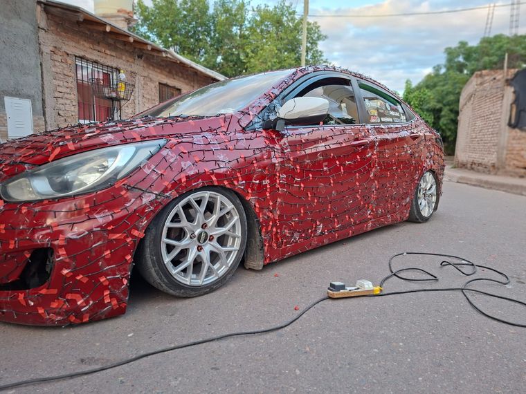 Unas 3.200 luces transformaron al auto en un verdadero atractivo en Navidad. Unas 3.200 luces transformaron al auto en un verdadero atractivo en Navidad.