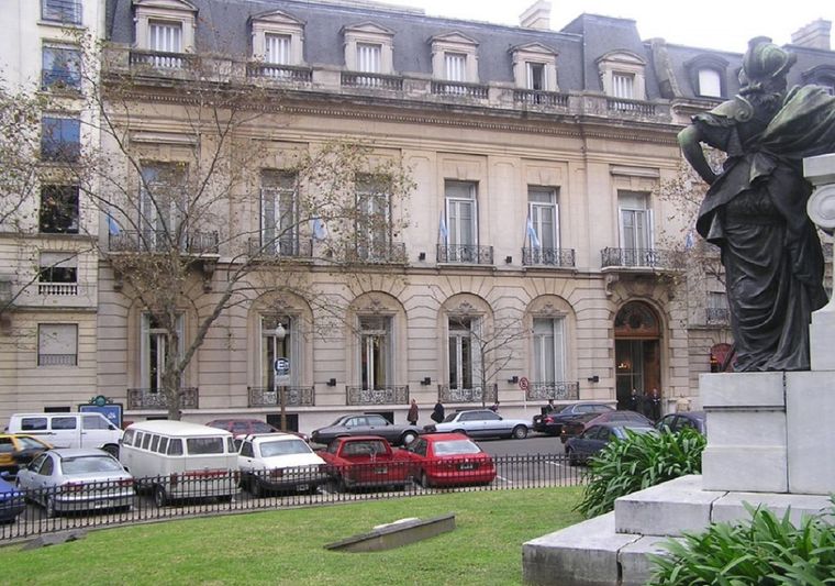 La sede del club en el centro porteño es un ícono del tradicionalismo pero ahora deberá responder a las disposiciones judiciales Foto: Noticias Argentinas