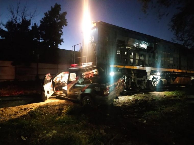 Un tren embistió a una camioneta en la ciudad de Córdoba durante las primeras horas de este viernes Foto: Policía de la Provincia de Córdoba