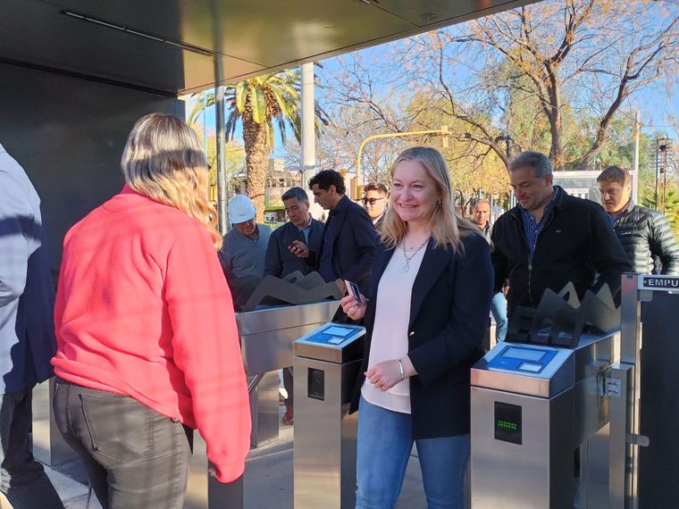 Hebe Casado usando la SUBE con una sonrisa. Hebe Casado usando la SUBE con una sonrisa.
