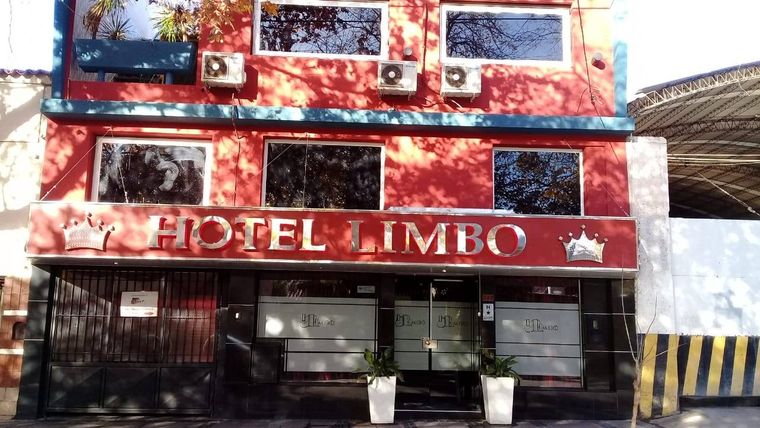 El frente del hotel alojamiento que fue asaltado en Ciudad Foto: Facebook