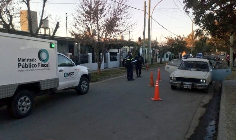 Tras no recibir atención rápida, la mujer fue a sentarse a su auto y allí le dio un paro cardíaco