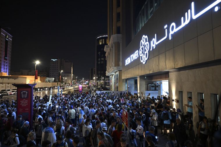 Un grupo de argentinos se manifestaron en frente del hotel donde se hospedan dirigentes de la Afa para reclamar por entradas para la final del Mundial Foto: Télam