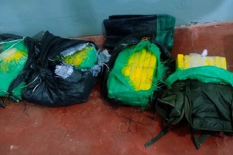 Cinco sujetos fueron detenidos en una zona rural de Salta cuando transportaban más de 80 kilos de cocaína envueltos en lonas.&nbsp;