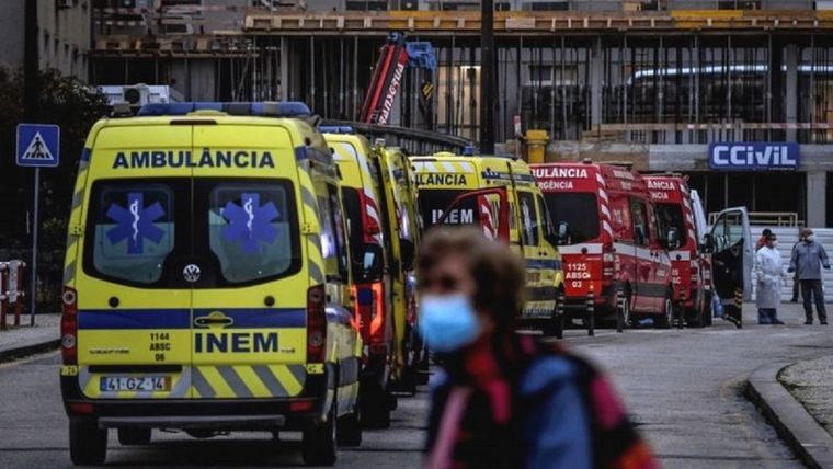 Fila de ambulancias en el hospital Santa María de Lisboa. Foto: AFP