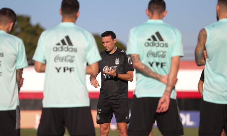 Lionel Scaloni definirá el equipo en la práctica de esta tarde Foto: AFA