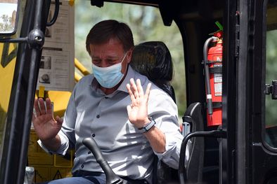 MDZol | Suarez, manejando una máquina de limpieza. Foto: ALF PONCE MERCADO / MDZ