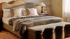 Texturas suaves y líneas simples dominan los nuevos muebles multifunción. En este caso, un mueble de almacenamiento oculto al pie de la cama. Crédito de la imagen: Soho Home. Texturas suaves y líneas simples dominan los nuevos muebles multifunción. En este caso, un mueble de almacenamiento oculto al pie de la cama. Crédito de la imagen: Soho Home.