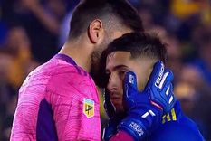 Rossi le dijo algo al oído a Varela, el juvenil no falló y le dio a Boca el pase a la final.