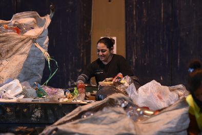 MDZol | Celeste recupera materiales y fabrica juguetes. Foto: Maximiliano Ríos/MDZ