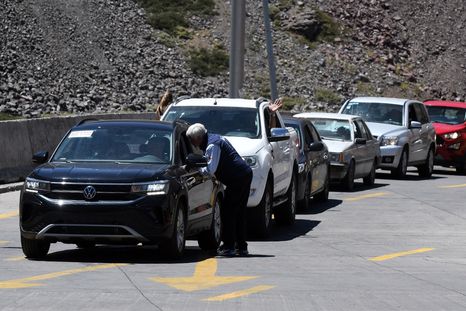 Desde el túnel a Los Libertadores hay 4 kilómetros de fila y 180 minutos de espera, en un inicio de semana con fuerte movimiento turístico. Desde el túnel a Los Libertadores hay 4 kilómetros de fila y 180 minutos de espera, en un inicio de semana con fuerte movimiento turístico.