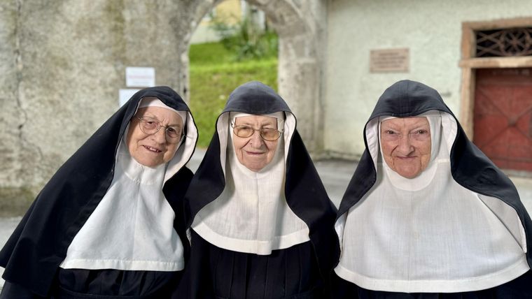 Las autoridades eclesiáticas enviaron a las hermanas Rita (izquierda), Regina (centro) y Bernadette a un ancianato en 2023.