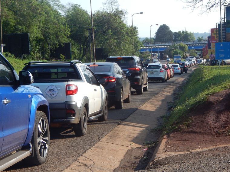 En el arranque de año y de la temporada estival se registraron largas colas de hasta 5 km en Puerto Iguazú, por el incentivo de turistas de aprovechar las ventajas cambiarias con Brasil. Foto: Alejandro Spivak