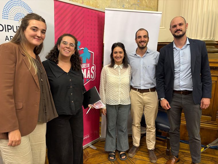 Voluntarios junto al Dip. Santiago Santurio en la firma del Acta del Compromiso de los legisladores por el trabajo por las dos Vidas - 26 de Marzo Voluntarios junto al Dip. Santiago Santurio en la firma del Acta del Compromiso de los legisladores por el trabajo por las dos Vidas - 26 de Marzo