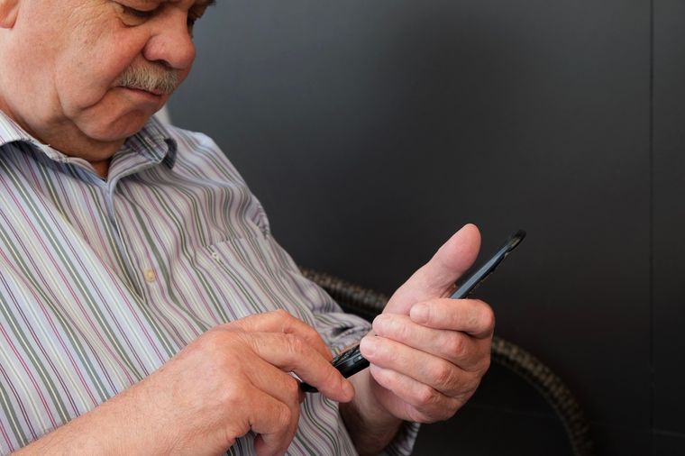 Muchos jubilados prefieren un teléfono con botones físicos por su practicidad y diseño plegable. Muchos jubilados prefieren un teléfono con botones físicos por su practicidad y diseño plegable.