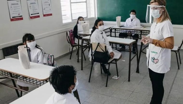 Distintos funcionarios a nivel provincial le exigen a Axel Kicillof que elimine el uso obligatorio de los barbijos en las escuelas.