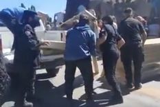 El momento en que los efectivos cargan los muebles